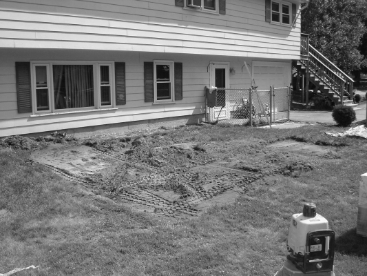 Techo-bloc parisien patio before